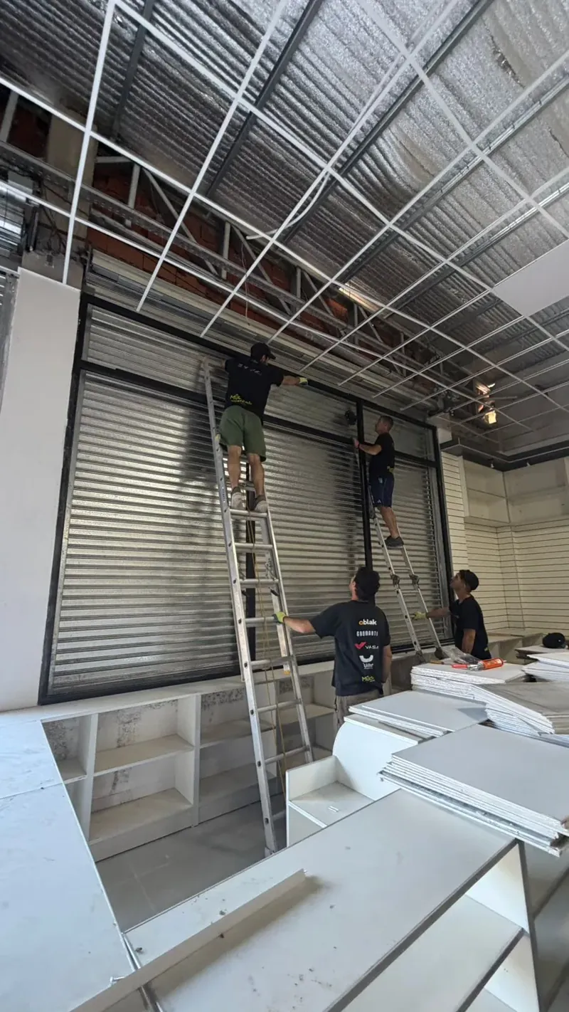 Instalación de cortina metálica en local comercial