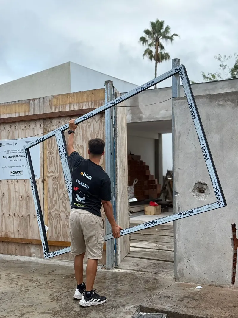 Marco de PVC Mûchtek listo para instalar