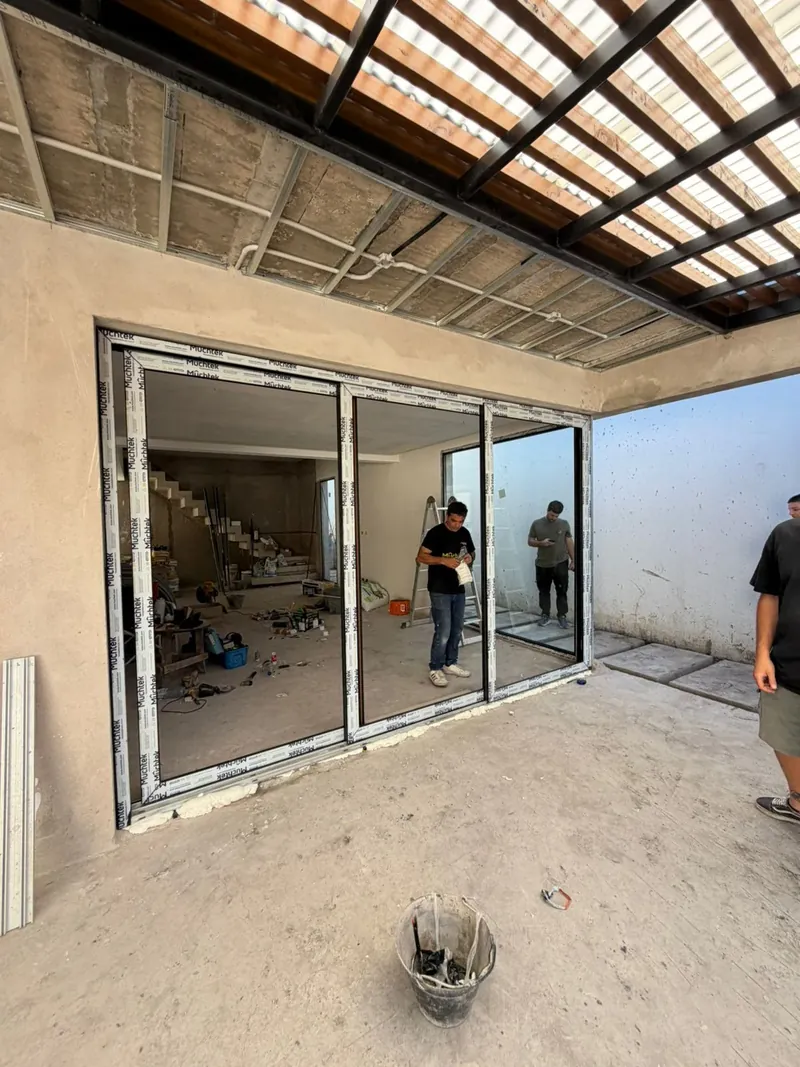 Paño corredizo de gran tamaño instalado en obra