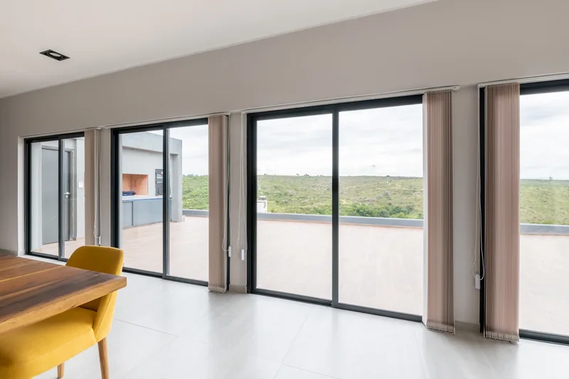 Paños fijos de vidrio de piso a techo con vista panorámica